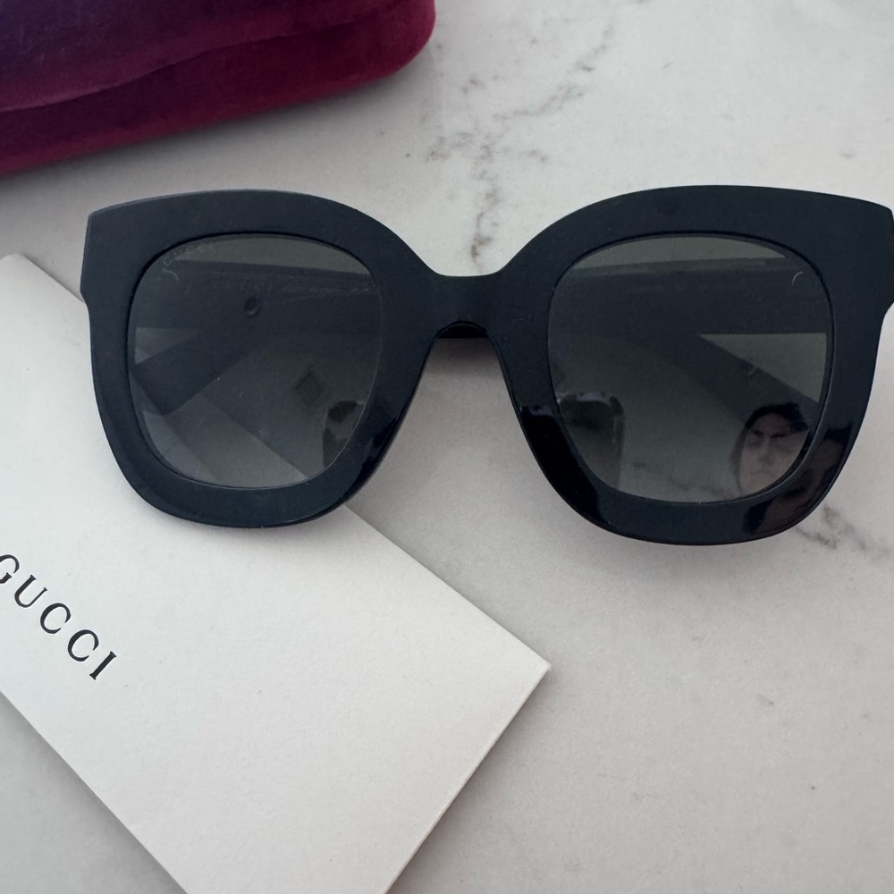 Gucci Elegant Black Square Sunglasses